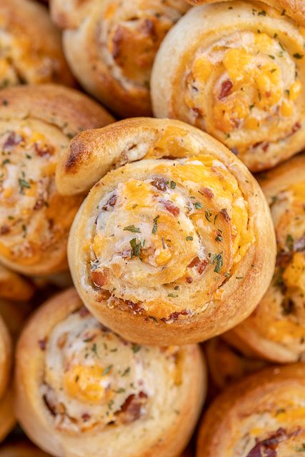 Crack Pinwheels - SO addictive!!! Ranch seasoning, cream cheese, cheddar cheese, and bacon baked in pizza dough - I could eat the whole batch! Great as an appetizer or with soup or stew. Tastes great hot out of the oven or at room temperature. These cheesy bread pinwheels don't last long! #cheddar #bacon #ranch #tailgating #tailgatingrecipes #bread #appetizer Hores Devores, Bread Pinwheels, Appetizer Pinwheels, Pinwheel Sandwiches, Ladies Brunch, Cheese Cheddar, Hot Fudge Sauce, Open Table, Queso Cheddar