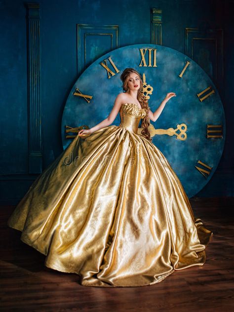 Golden Ball Gown, Shoes Fashion Photography, Personal Style Inspiration, Womens Business Casual, Foto Poses, Beauty Dress, 영감을 주는 캐릭터, Gold Dress, Fancy Dresses