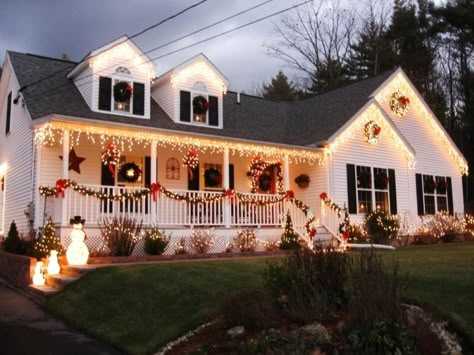 Exterior Christmas Lights, Christmas Outside, Christmas Outdoor Decor, Christmas Lights Outside, Diy Christmas Lights, Outside Christmas Decorations, Hanging Christmas Lights, Christmas Light Installation, Christmas House Lights