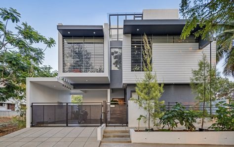 The Elemental - A Meticulous Composition Of Horizontal And Vertical Lines | Ashwin Architects - The Architects Diary Modern Exterior Paint, Modern Elevation Design, 3d Elevation Design, Architecture Tips, West Facing House, Architecture Design House, Modern Elevation, Glass Bridge, Kerala House