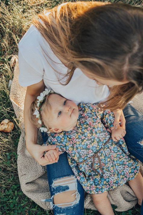 Mommy and me pictures Mommy Daughter Photoshoot, Mommy Daughter Pictures, New Baby Pictures, Baby Family Pictures, Portret Feminin, Mommy Daughter Photos, Mother Baby Photography, Mother Daughter Photoshoot, Mommy And Baby Pictures