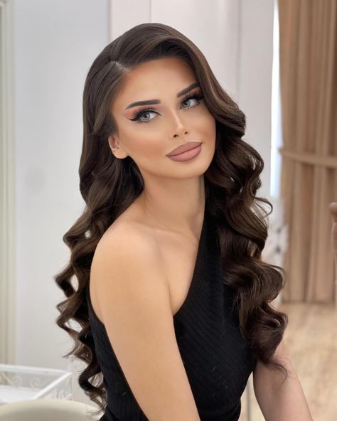 Instagram Long Side Hairstyles Wedding, All Hair Down Hairstyles, Side Part Hair Curled, Hollywood Curls Hairstyle, Hair With Curls At The End, Side Ways Hairstyles, Open Hairstyles Indian Wedding Curls, Simple Curls Hairstyles, Down Hair Dos