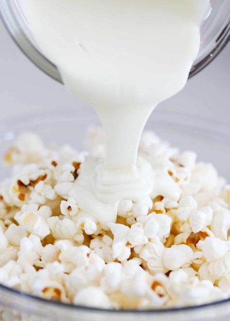 Quick And Easy Treats, White Chocolate Popcorn Recipe, Popcorn Recipes Chocolate, Popcorn Recipes Sweet, Easy Snack Mix, Chocolate Covered Popcorn, Popcorn Recipes Easy, White Chocolate Popcorn, White Popcorn