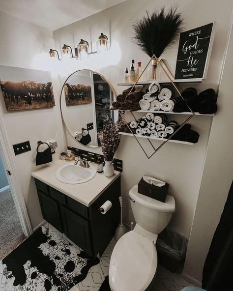 Cow Bathroom Decor Ideas, Western Bathrooms, Farmhouse Style Living Room Decor, Western Living Room Decor, Western Bathroom Decor, Western Bathroom, Western Farmhouse, Western Rooms, Ranch House Decor