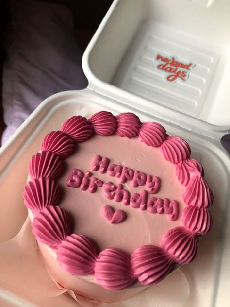 Banto Cake For Him, Simple Lunchbox Cake, Pink Lunchbox Cake, Lunch Cake Birthday, Heart Lunchbox Cake, Banto Cake Design, Birthday Lunchbox Cake, Lunchbox Cake Recipe, Mini Lunchbox Cakes