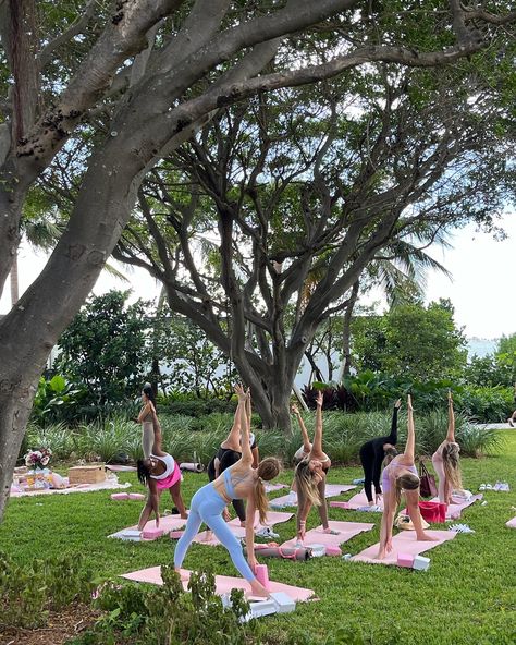 Another glimpse into our yoga session in Miami 💫 We hosted a Vinyasa yoga class with a breathtaking setting, followed by a lovely get-together with delicious treats. And of course, everyone went home with gifts from in•reach🎁 Miami, stay tuned! We’ll be back soon😍 Group Yoga Outdoor, Yoga In The Park, Outdoor Stretching, Yoga Class Aesthetic, Yoga Vision Board, Yoga Aesthetic Inspiration, Birthday Yoga, Wellness Festival, Pilates Photoshoot