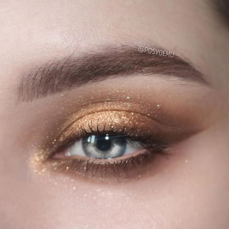 Golden Makeup Look Glam, Brown And Gold Smokey Eye, Gold Makeup Looks For Prom, Champagne Smokey Eye, Gold Prom Makeup, Gold Halo Eye, Gold Glam Makeup, Golden Makeup Look, Gold Eye Look