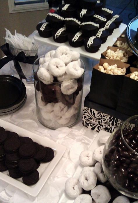 Black And White Dessert Table, White Dessert Tables, Black White Party, Black White Parties, White Desserts, Black And White Party, Anniversaire Diy, White Baby Showers, Black And White Baby