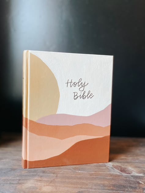 Painting Bible Cover Easy, Easy Bible Paintings, Paint Your Bible Cover, Painting My Bible Cover, Painted Bibles Diy, Paint Journal Cover, Painted Bible Cover Ideas Simple, Painted Bible Cover Ideas Easy, Bible Cover Paintings