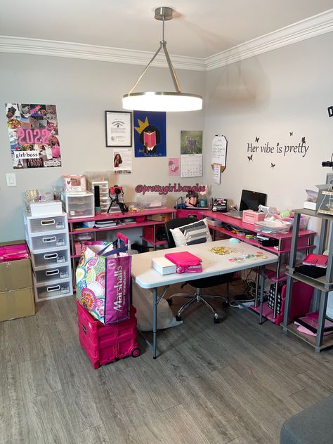 Small Business Desk Setup, Business Room Ideas At Home, Home Small Business Office, Tshirt Business Room Ideas, Business Room Aesthetic, Office Small Business, Small Business Room Ideas Space, Tshirt Business Office Setup, Small Business Office Aesthetic