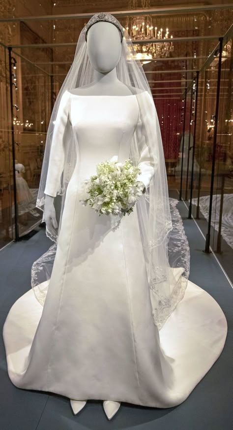 Meghan Markle's Wedding Dress on Display at Windsor Castle | PEOPLE.com Royal Wedding Outfits, Wedding Dress Display, Meghan Wedding, Harry And Meghan Wedding, Meghan Markle Wedding Dress, Royal Wedding Dresses, Royal Wedding Gowns, Fruit Wedding, Meghan Markle Wedding