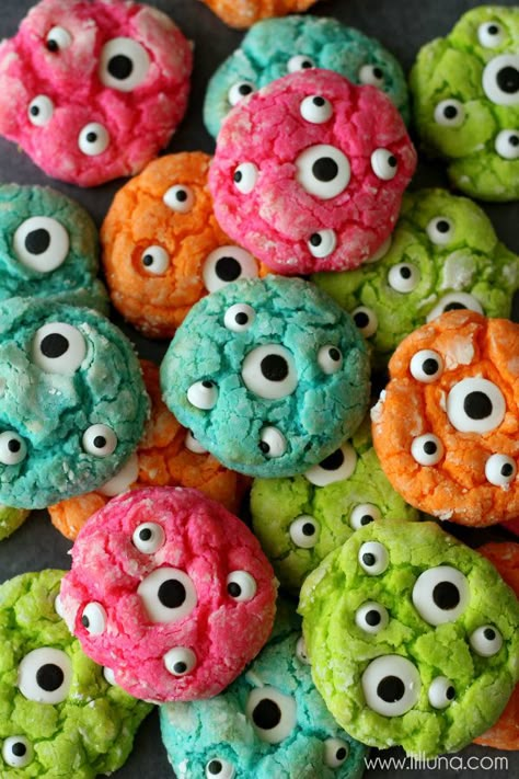 #4 – Googly Eye Monster Cookies  Do you ever feel like you’re being watched? Perhaps its these cookies staring back at you! These googly-eyed monster cookies from Lil’ Luna are a ghoulish creation straight out of spooksville! The kids will no doubt adore these cute cookie creations, and so will mom and dad! Snack Halloween, Halloween Torte, Biscuits Halloween, Monster Cookies Recipe, Postres Halloween, Dessert Halloween, Dekorasi Halloween, Dulces Halloween, Couple Costumes