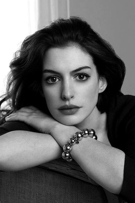 Dan Stevens, Phoebe Tonkin, Evan Peters, Anne Hathaway, Famous Women, Dylan O'brien, 인물 사진, White Photo, Famous Faces