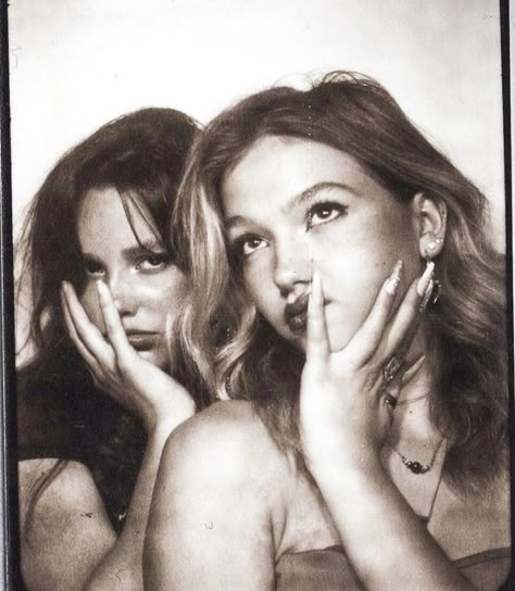 Jules And Jayden, Photobooth Pictures, Jules Leblanc, Shotting Photo, Best Friends Aesthetic, Friend Poses, Friend Photoshoot, Cute Friends, Friend Photos