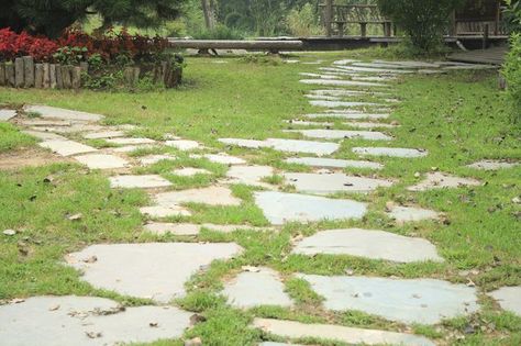 A flagstone paver path or patio with grass growing between the stones blends the look of living plants with the natural beauty of stone for areas where you want an informal feel.... Paver Path, Flagstone Pathway, Flagstone Pavers, Stone Patios, Flagstone Walkway, Flagstone Path, Brick Path, Paver Walkway, Growing Grass