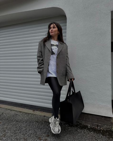 Balenciaga 3xl Sneaker Outfit, Balenciaga 3xl Outfit, Blazer And Leggings Outfit, Leggings Calzedonia, White Casual Outfit, Balenciaga Sneakers Outfit, Oversize Blazer Outfit, Yay Or Nay, Zara Blazer