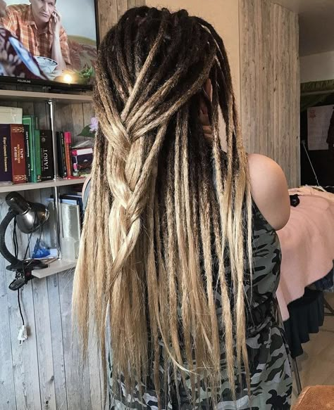 Balayage Dreadlocks, Dreads Women, Bob Haircut Tutorial, Female Dreads, Dread Ideas, Weird Haircuts, Brown Dreads, Ombre Dreadlocks, Ombre Dreads