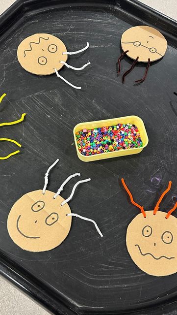 Preschool Activities Using Tweezers, Playgroup Art Activities, Finger Gym Ideas Eyfs, Fiddly Fingers Eyfs, Busy Fingers Activities, Threading Eyfs Activities, This Is Me Eyfs Activities, Quiet Table Activities For Kindergarten, Finger Gym Eyfs