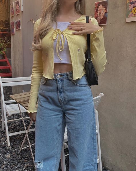 Feminine Outfits Jeans, Tita Outfit, Outfits Con Jeans, Casual College Outfits, Desi Fashion Casual, Yellow Outfit, Casual Day Outfits, Quick Outfits, Easy Trendy Outfits