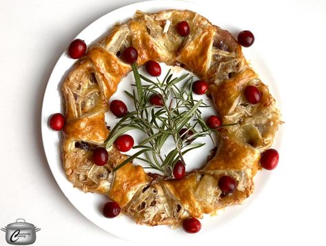 Brie Puff Pastry Appetizer, Brie Pastry, Pastry Wreath, Pastry Ring, Puff Pastry Appetizer, Brie Puff Pastry, Cranberry Brie, Puff Pastry Appetizers, Pastry Appetizer