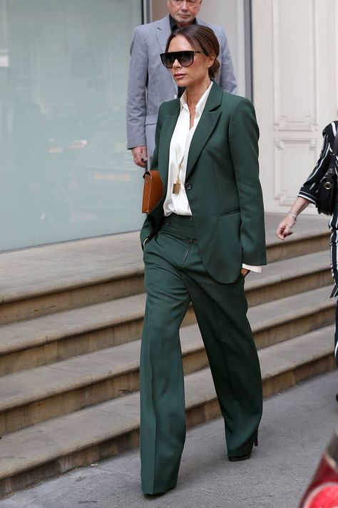 Look androgino e colori caldi per un dress code formale. Disegna il tuo stile Daniela Salinas Consulente di immagine www.danielasalinas.com Victoria Beckham Outfits, Beckham Style, Victoria Beckham Style, Victoria B, Green Suit, Power Suit, How To Hem Pants, Outfit Trends, Business Outfit