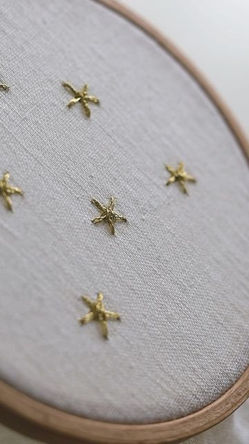 Small Star Embroidery, Easy Star Embroidery, Hand Embroidery Star Stitch, Embroidery Designs Stars, Embroidery Patterns Stars, How To Stitch A Star, Christmas Star Embroidery, Star Bead Embroidery, Simple Star Embroidery