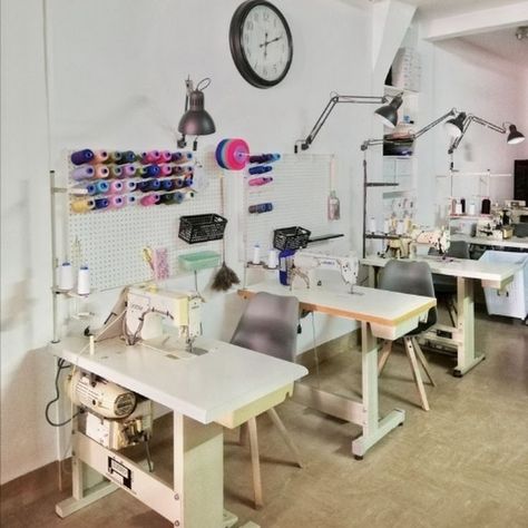 Tailoring Shop Interior Design, Design Studio Workspace, Kitchen Remodel With Island, Sewing Room Inspiration, Studio Workspace, Store Design Boutique, Sewing Room Design, Sewing Room Decor, Small Home Offices