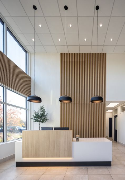 Contemporary Dental Office, Office Waiting Rooms Reception Areas, Office Entrance Interior Design, Modern Exam Room, Tech Office Reception Design, Healthcare Reception Desk, Doctors Office Exterior, Hospital Office Design, Nurses Station Design