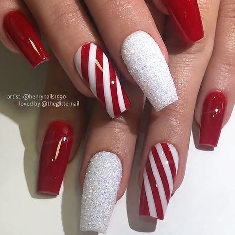 TheGlitterNail 🎀 Get inspired! on Instagram: “🎀🎅⛄ Red, Candy Cane Pattern and White Glitter-Dust on Coffin Nails 👌 • 💅 Nail Artist: @henrynails1990 💝 Follow him for more gorgeous nail…” Christmas Candy Cane Nails, Nail Christmas, Candy Cane Nails, December Nails, Red Christmas Nails, Cute Christmas Nails, Christmas Gel Nails, Christmas Nails Easy, Glitter Dust