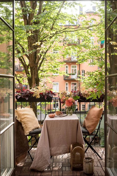 Swedish Balcony, Cottage Core Balcony, Swedish Summer House Aesthetic, Apartment In Spain Aesthetic, Balcony In Paris, Apartment With Balcony, Small Balconies, Cottage Patio, Open Plan Apartment