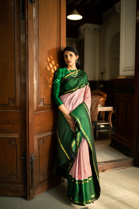 Kanjeevaram Saree Styling, Contrast Border Silk Saree, Trendy Kanchipuram Silk Saree, Designer Kanchipuram Silk Saree, Unique Silk Saree Colour, Pink Mysore Silk Saree Contrast Blouse, Silk Saree Color Combinations, Unique Kanchipuram Silk Saree, Vintage Kanjivaram Sarees