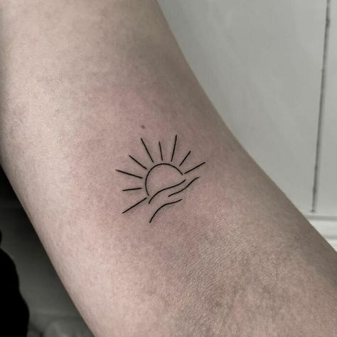 minimalistic tattoo of a sunrise Minimalist Sunrise Tattoo Simple, Happy Tatoos Ideas, Beach Sunrise Tattoo, Fine Line Sunset Tattoo, Sunset Minimalist, Sunrise Sunset Tattoo, Simple Sunset Tattoo, Sunrise And Sunset Tattoo, Sunrise Tattoo Simple