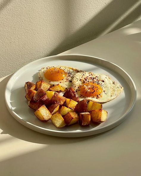 Eggs And Potatoes Breakfast, Breakfast With Potatoes, Breakfast Eggs Aesthetic, Potatoes Aesthetic, Egg Omelette Aesthetic, Potato Aesthetic, Egg And Potato Breakfast, Cooking Eggs Aesthetic, Potato And Eggs