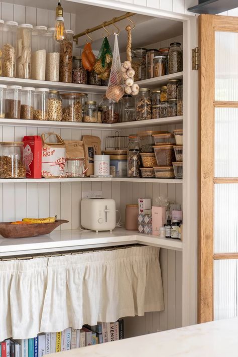 What You Need To Know About Kitchen Pantries | SheerLuxe Vintage Pantry Ideas, English Snug, Open Shelving Pantry, Country Pantry, Tiny Pantry, Rustic Pantry, Kitchen Pantries, Open Pantry, Pantry Inspiration