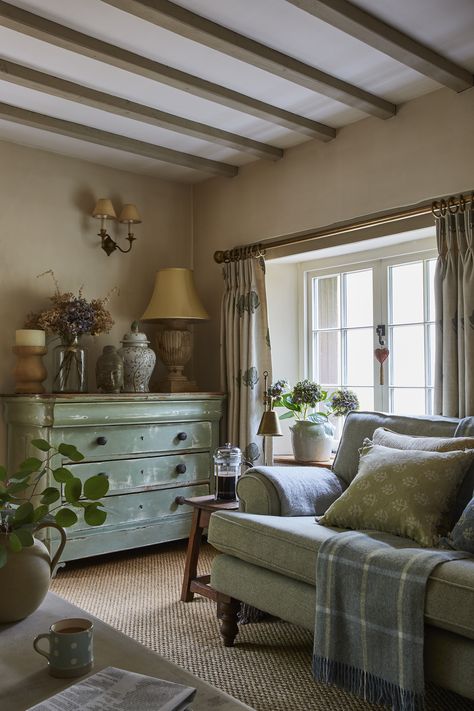 Vintage French Country Living Room, French Country Living Room Decor, Vintage Farmhouse Living Room, Modern Country Living Room, Salons Cottage, Country House Living Room, Country Cottage Living Room, Cottage Style Living Room, Country Cottage Living