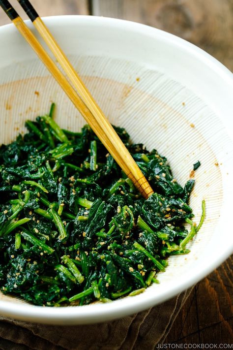 Blanched spinach dressed in a savory nutty sesame sauce, this Japanese Spinach Salad with Sesame Dressing (Gomaae) is a healthy veggie side dish that goes well with everything. #spinach #gomaae #salad | Easy Japanese Recipes at JustOneCookbook.com Okinawa Recipes, Japanese Salads, Spinach Recipes Side, Blanched Spinach, Japanese Spinach, Vegetable Appetizer, Asian Sides, Spinach Side Dish, Healthy Japanese Recipes