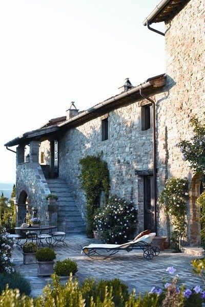 Le case di campagna più belle Style Toscan, Rustic Italian, Italian Home, Italian Villa, Stone Walls, Tuscan Style, Old Stone, Stone Houses, Tuscany Italy