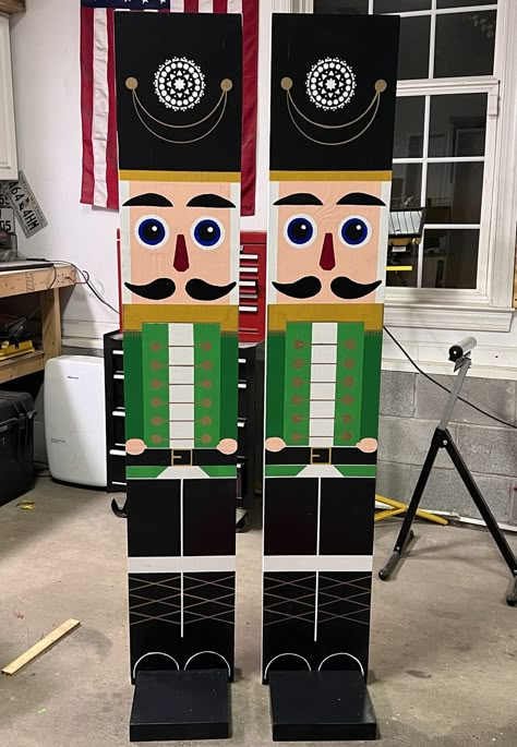 DIY Life-Size Nutcracker - Maggie Overby Studios Cardboard Nutcracker Diy, Nutcracker Template Free Printable, Nutcracker Diy, Nutcracker Pattern, Christmas Pallet, Christmas Outside, Door Hangers Diy, Pallet Christmas, Christmas Tree Pillow