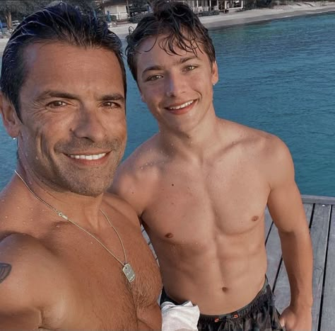 hiram lodge mark consuelos joaquin consuelos daddy hot #riverdale Monet Family, Lola Consuelos, Hiram Lodge, Mark Consuelos, First Year Of College, Series On Netflix, Relationship Timeline, Kelly Ripa