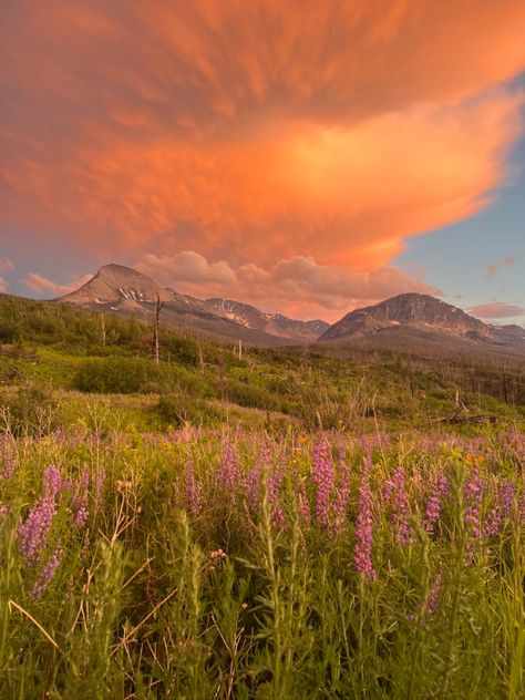 #sunset #summer #mountain #granola #mountains #glaciernationalpark #summeraesthetic #travel #vacation #roadtrip #views Pretty Mountain View, Utah Sunset Aesthetic, Pretty Mountains Aesthetic, Sunrise Pictures Mountains, Sunset Hike Aesthetic, Sunrise On Mountains, Sunrise Mountain Aesthetic, Sunset Mountain Aesthetic, Summer In The Mountains Aesthetic