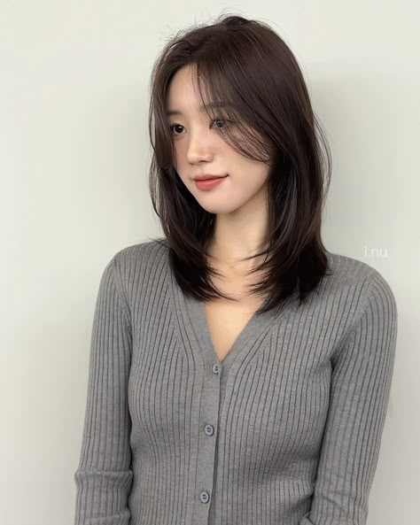 Japanese Medium Length Haircut, Layered Mid Length Bob, Short Hair With Soft Layers, Low Maintenance Haircut Asian, Minimal Layers Medium Hair, Shoulder Length Haircut With Side Bangs, Medium Length Haircut Asian Round Faces, Asian Medium Haircut, Short Haircut Ideas Layers