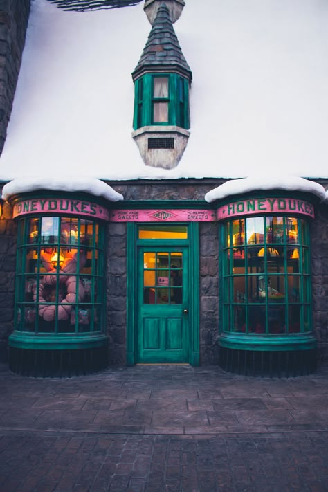 honeydukes | Wizarding World of Harry Potter @ Universal Stu… | Flickr Harry Potter Buildings, Harry Potter Christmas Village, Harry Potter Christmas Theme, Diy Harry Potter Christmas, Library Harry Potter, Harry Potter Bujo, Diagon Alley Shops, Acnh Harry Potter, Harry Potter Hogsmeade