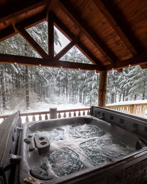 Lodge Aesthetic, Snow Cabin, Cabin Hot Tub, Cabin Trip, Cabin Aesthetic, Hocking Hills, Ski House, Winter Cabin, Ski Lodge