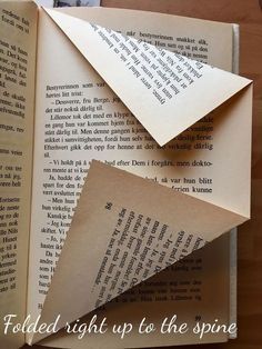 Old Book Ideas, Folding Book Pages Free Pattern, Book Folding For Beginners, Crafts Using Old Books, Upcycled Books Crafts, Folding Book Art, Folding Books, Book Folding Templates, Book Folding Patterns Free