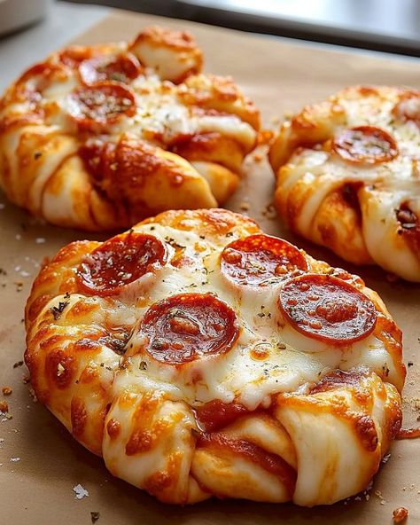 Pizza Knots, Pizza Buns Recipe, Pizza Bun, Homemade Pepperoni, Pizza Buns, Homemade Pepperoni Pizza, Pizza Cheese, Cheesy Pizza, Cheese Food