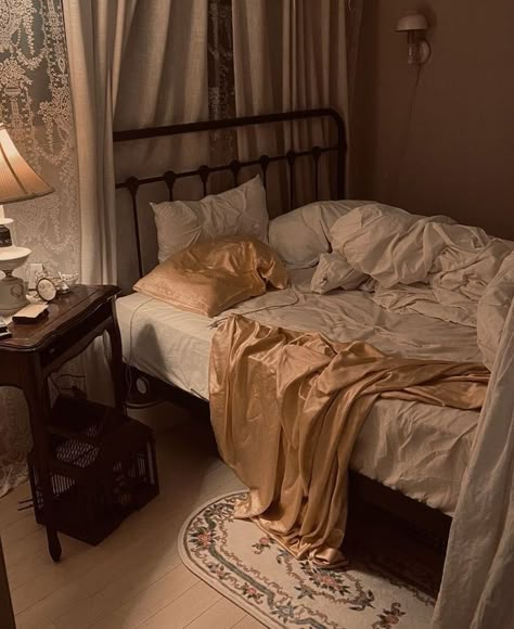 Beige aesthetic dark academia light academia antique aesthetics Academia Bedroom, Dark Academia Room, Academia Room, Pretty Room, Vintage Bedroom, Dreamy Room, Dream Room Inspiration, Cozy Room, Light Academia