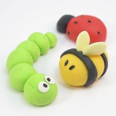 easy fondant bugs | The Decorated Cookie Fondant Bugs, Easy Fondant, Spring Cupcakes, Fondant Ideas, Bug Party, Fondant Animals, Fondant Tutorial, Fondant Decorations, Easy Cake Decorating