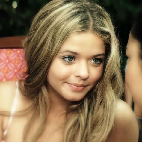 Ali Dilaurentis, Alison Aesthetic, Allison Dilaurentis, Alison Pretty Little Liars, Emily Miller, Pretty Little Liars Aria, Pll Aesthetic, American Tv Show, Alison Dilaurentis