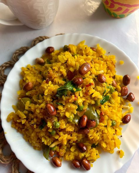 Vegetable Poha✨ One of most popular healthy Indian breakfast dish made with flattened rice known as poha😋 . . . Keep follow @myexperiencediaries for more videos🙌🏻 #poha #lunchtime #thali #indianfood #northindianfood #desikhana #simplefood #gharkakhana #homecookedmeal #roti #narathac Jnv Life, Healthy Snacks Indian, Healthy Breakfast Indian, Healthy Indian Breakfast, Breakfast Indian, Romantic Good Morning Quotes, Indian Breakfast Recipes, Indian Diet, Simple Living Room Decor