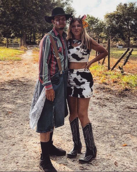 Western Couples Costumes For Halloween, Rodeo Halloween Costume, Couples Country Costumes, Western Halloween Costumes Couples, Western Couple Halloween Costumes, Country Couple Costumes, Country Halloween Costumes, Western Halloween Costumes, Rodeo Clown Costume